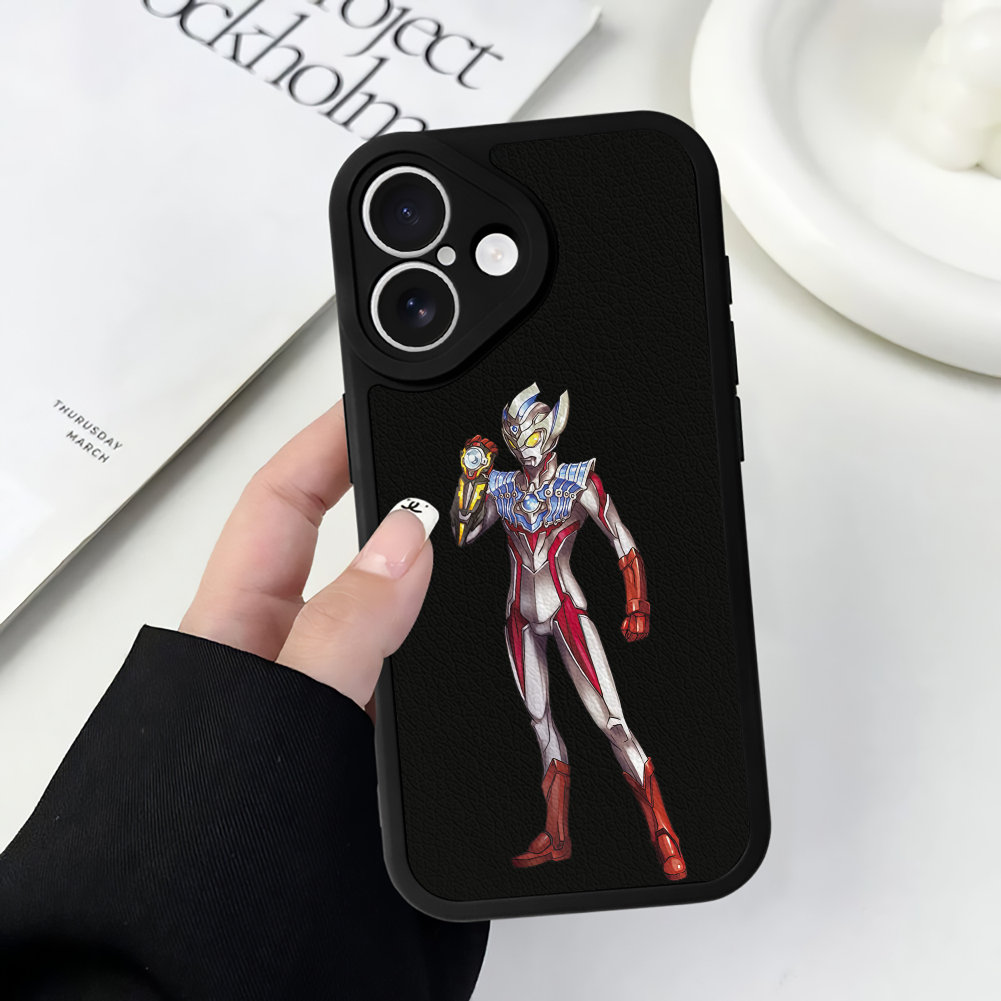 （画像用） ウルトラマン Ultraman 【iPhone 16シリーズ対応】シリコンスマホケース（レザー調） 材質：シリコン